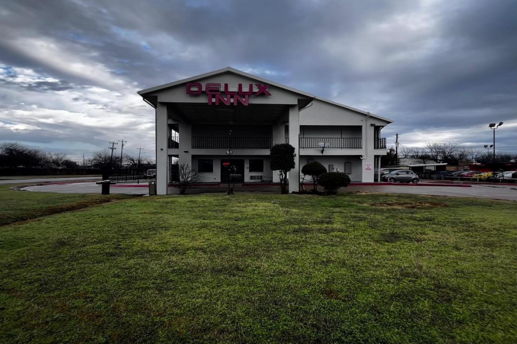 Deluxe Inn Motel By Oyo Grand Prairie Interstate 30 Exterior foto